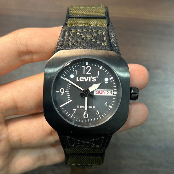 Levi's 腕時計 Pre-Owned] Levi's Green Leather Square Quartz Men Watch